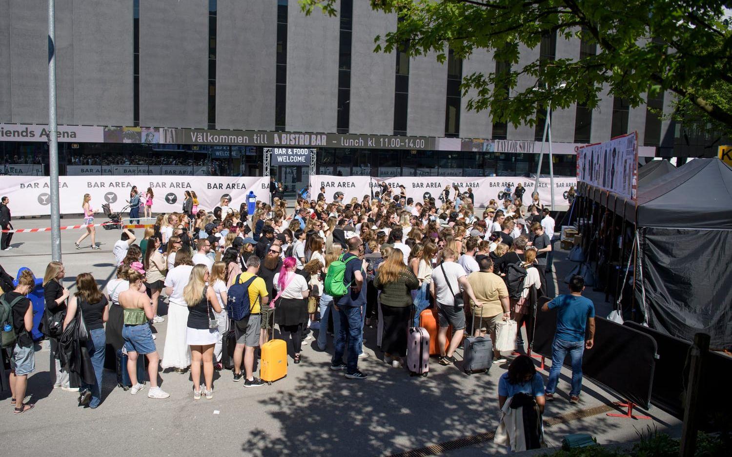 Kö till försäljningen av Taylor Swift-merchandise utanför arenan. 