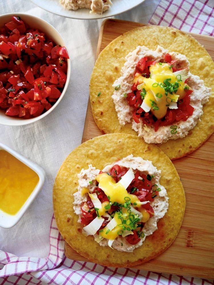 Tostadas, friterade majstortillas med topping.