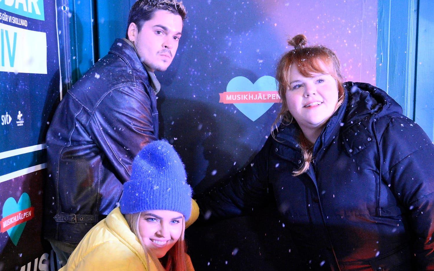 Musikhjälpens programledare Sofia Dalén, Oscar Zia och  Linnea Wikblad på Stortorget i Växjö innan de kliver in i glasburen för att leda programmet.