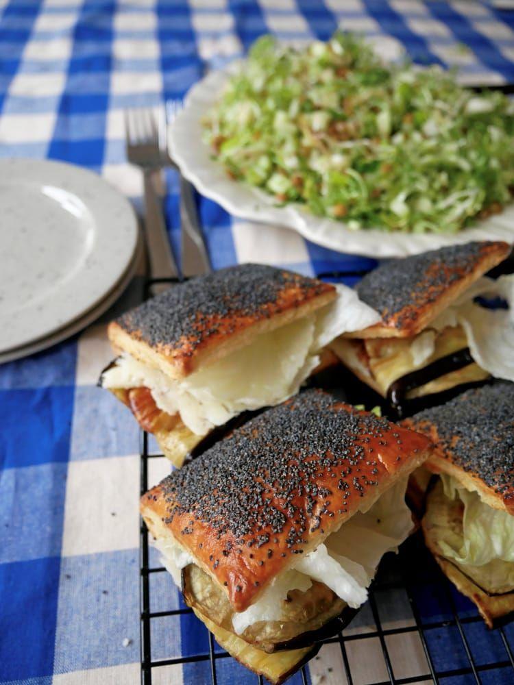 Gör en snabb variant av tebirkes, fyll med bland annat aubergine och servera en krispig, grön sallad till.