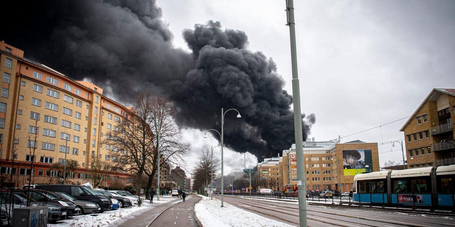 Larmet kom in vid 10 på förmiddagen. Vad jag hittade började rapporteringen 10:20 på Aftonbladets hemsida. Skall det verkligen gå nästan en hel timme från att media börjar rapportera om det tills VMA är utfärdat? skriver insändarskribenten.