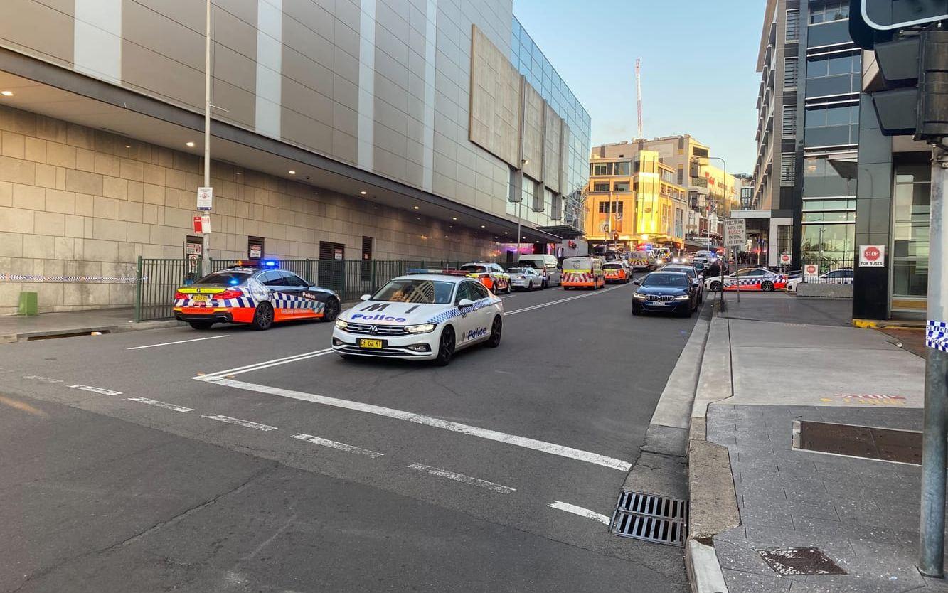 Flera personer har skadats och minst fyra personer rapporteras ha dödats efter ett knivdåd i ett shoppingcenter i Sydney. 