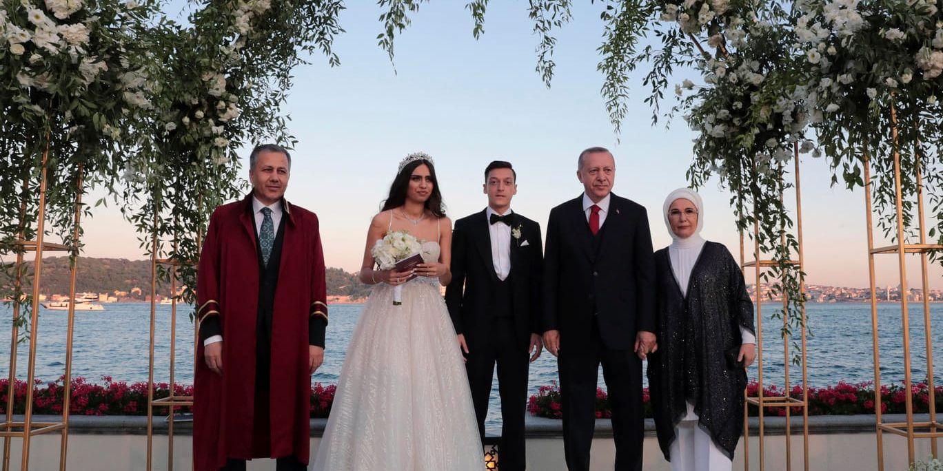 Istanbuls borgmästare Ali Yerlikaya, brudparet Amine Gülse och Mesut Özil, Turkiets president Recep Tayyip Erdogan och dennes hustru Emine Erdogan.