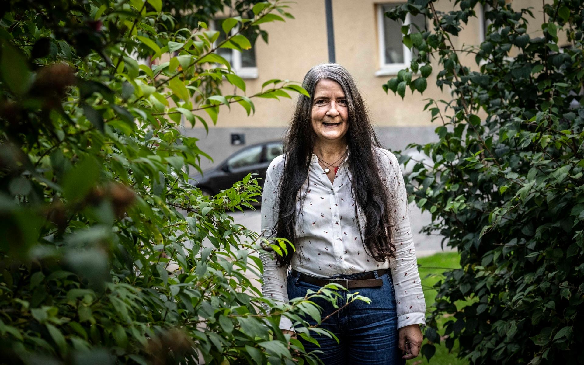 ”Jag började faktiskt att gråta lite när jag nåddes av beskedet. Och sedan blev jag jätteglad och började att skratta”, säger Helena Hansson i Majorna som har översatt årets litteraturpristagare Abdulrazak Gurnahs böcker till svenska.